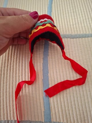 Vestido y gorro para muñeca de porcelana.