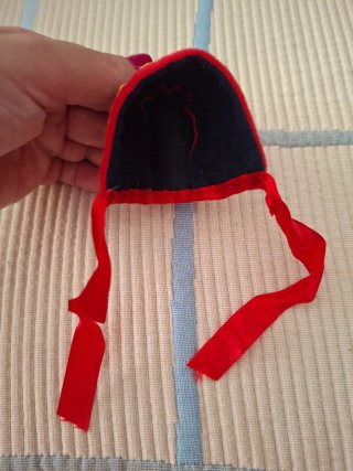 Vestido y gorro para muñeca de porcelana.