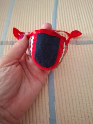 Vestido y gorro para muñeca de porcelana.