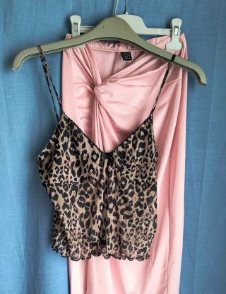 Falda rosa y top estampado leopardoT/36.