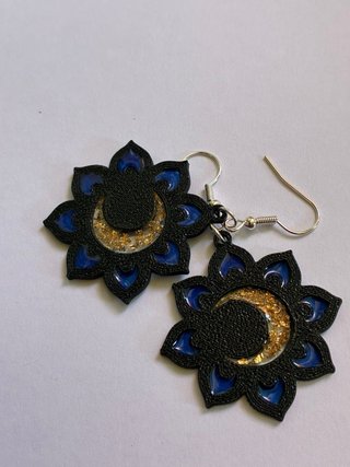 Pendientes artesanales 3D flor azul negro