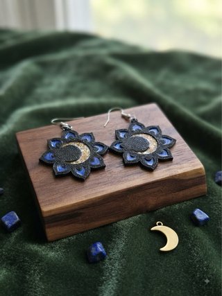 Pendientes artesanales 3D flor azul negro