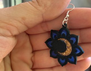 Pendientes artesanales 3D flor azul negro