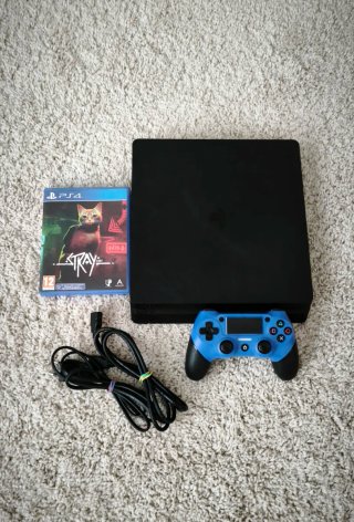 PS4 Slim 1TB + Mando Azul + Juego Stray