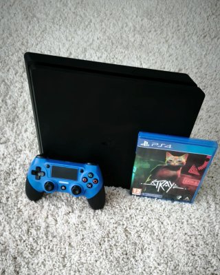 PS4 Slim 1TB + Mando Azul + Juego Stray