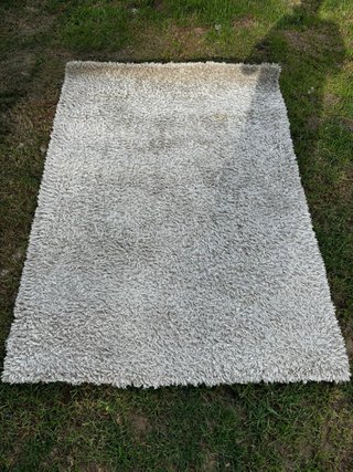 Alfombra beige y gris de poliéster