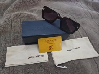 Gafas de sol negras nuevas con estuche y funda