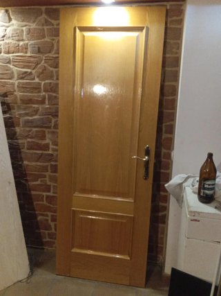 Puerta de madera maciza