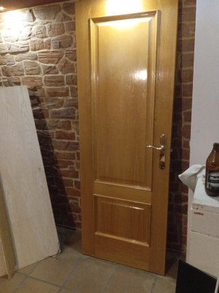 Puerta de madera maciza