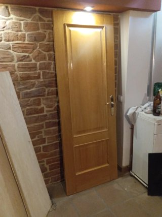 Puerta de madera maciza