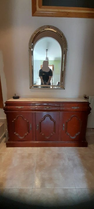 Mueble de madera con espejo