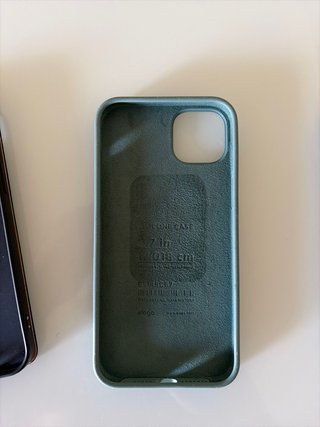 3 carcasas iphone 14 la negra con tapa. Sim usar