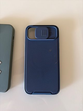 3 carcasas iphone 14 la negra con tapa. Sim usar