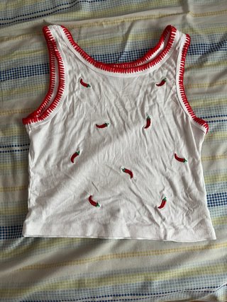 Camiseta tirantes con chiles bordados