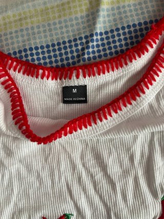 Camiseta tirantes con chiles bordados