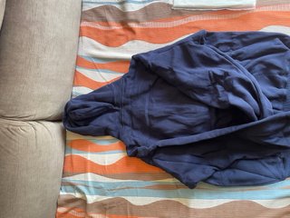 Chaqueta azul con cremallera y capucha