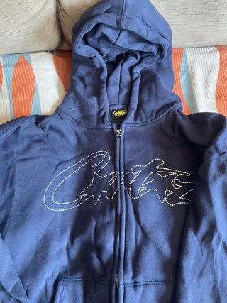 Chaqueta azul con cremallera y capucha