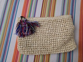 Bolso de mano tejido con flecos
