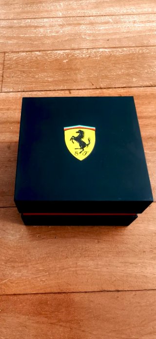 Reloj Scuderia Ferrari original – NUEVO