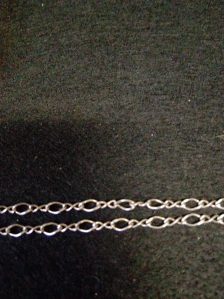 Cadena de plata antigua con flor