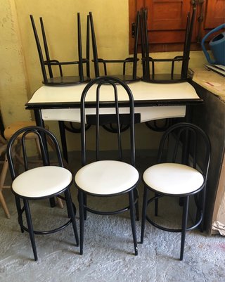 Mesa extensible con 4 sillas y 2 taburetes