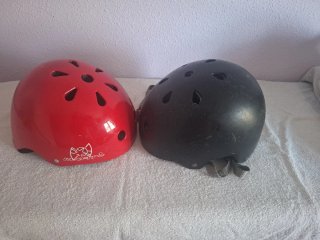 Casco infantil rojo y negro