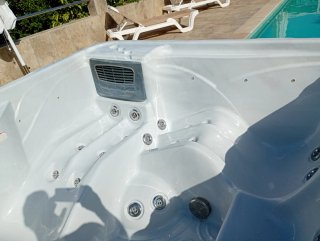 Jacuzzi Blanco y Azul