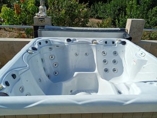 Jacuzzi Blanco y Azul