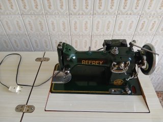 Máquina de coser REFREY