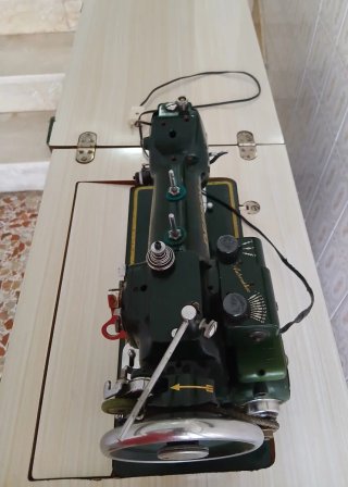 Máquina de coser REFREY