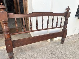 Cama antigua madera maciza labrada