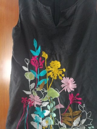 Vestido negro bordado flores