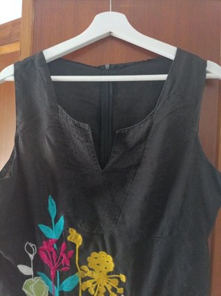 Vestido negro bordado flores