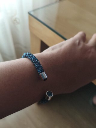 Pulsera con brillantes azules y plateados
