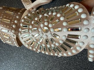 Sandalias Beige y Plateadas con Pedrería
