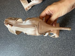 Sandalias Beige y Plateadas con Pedrería