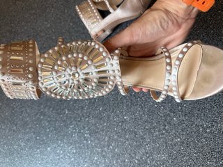 Sandalias Beige y Plateadas con Pedrería