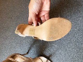 Sandalias Beige y Plateadas con Pedrería