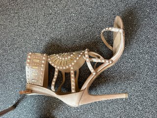 Sandalias Beige y Plateadas con Pedrería
