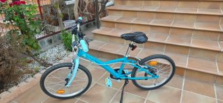 Bicicleta  20 pulgadas. Timbre, luz y pata cabra.