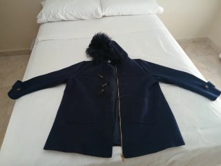 Chaqueta azul con capucha y pelo