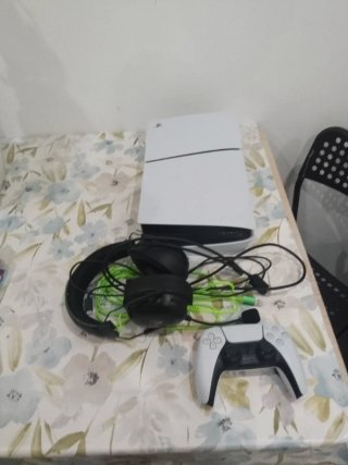 Consola PS5 con Mando y Auriculares