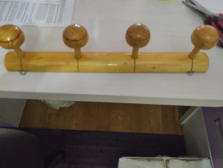 Perchero de madera con 4 ganchos