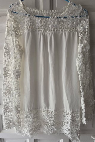 Blusa blanca con encaje