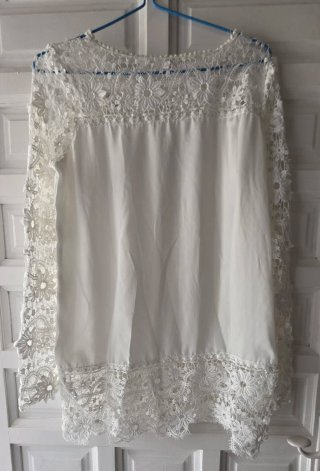 Blusa blanca con encaje