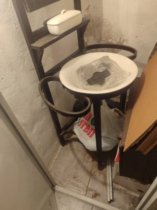 Lavabo antiguo de madera y cerámica