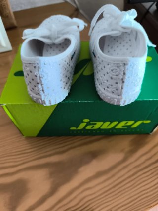 Zapatillas niña bordadas plateadas.T,25.