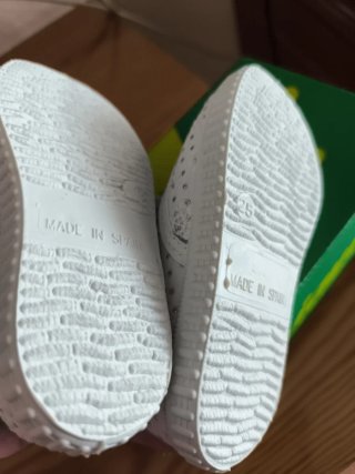 Zapatillas niña bordadas plateadas.T,25.