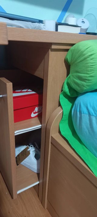 Cama madera con cajones y zapatero y colchón