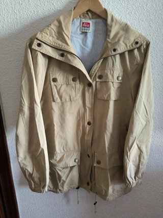 Chaqueta militar beige con capucha
